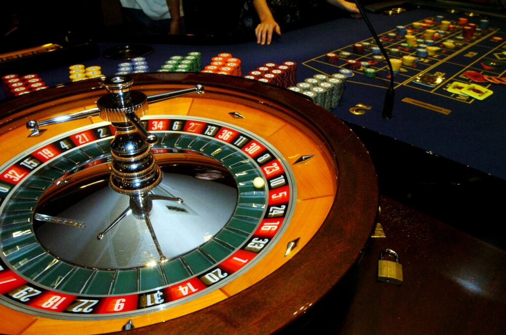 Roulette regler lærer man bedst ved at spille ved et rigtigt roulettebord.