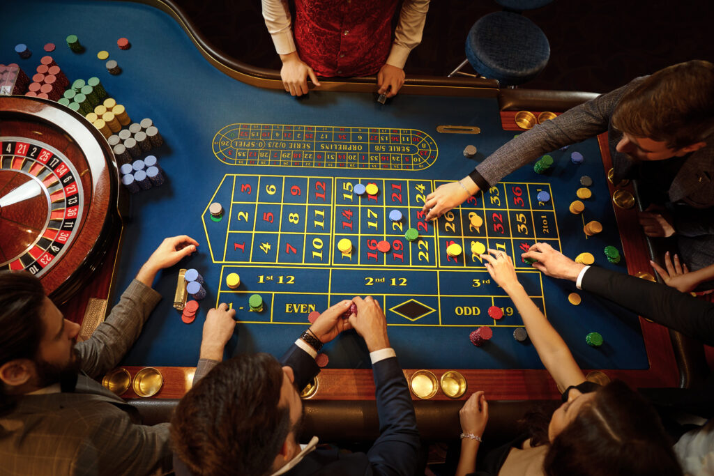 Billedet genskaber den stemning fra et rigtigt casino, som live roulette giver på et online casino.