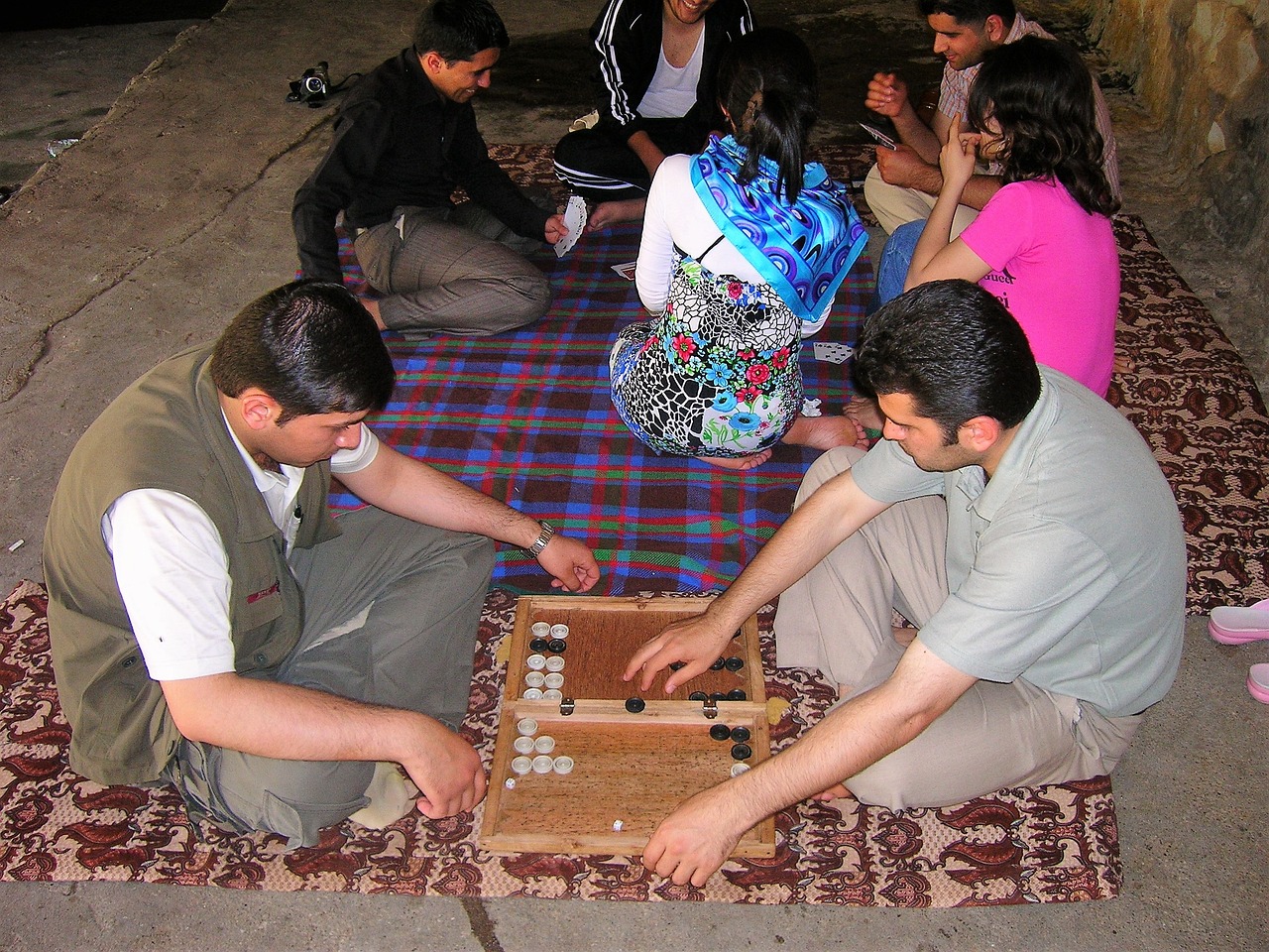 Backgammon spillere i aktion med deres spil
