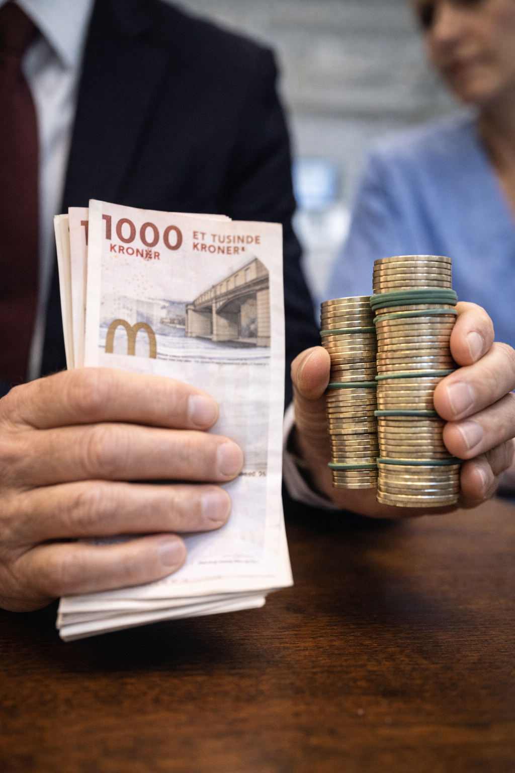 Hænder med penge som symbol på kapital og skalerbarhed
